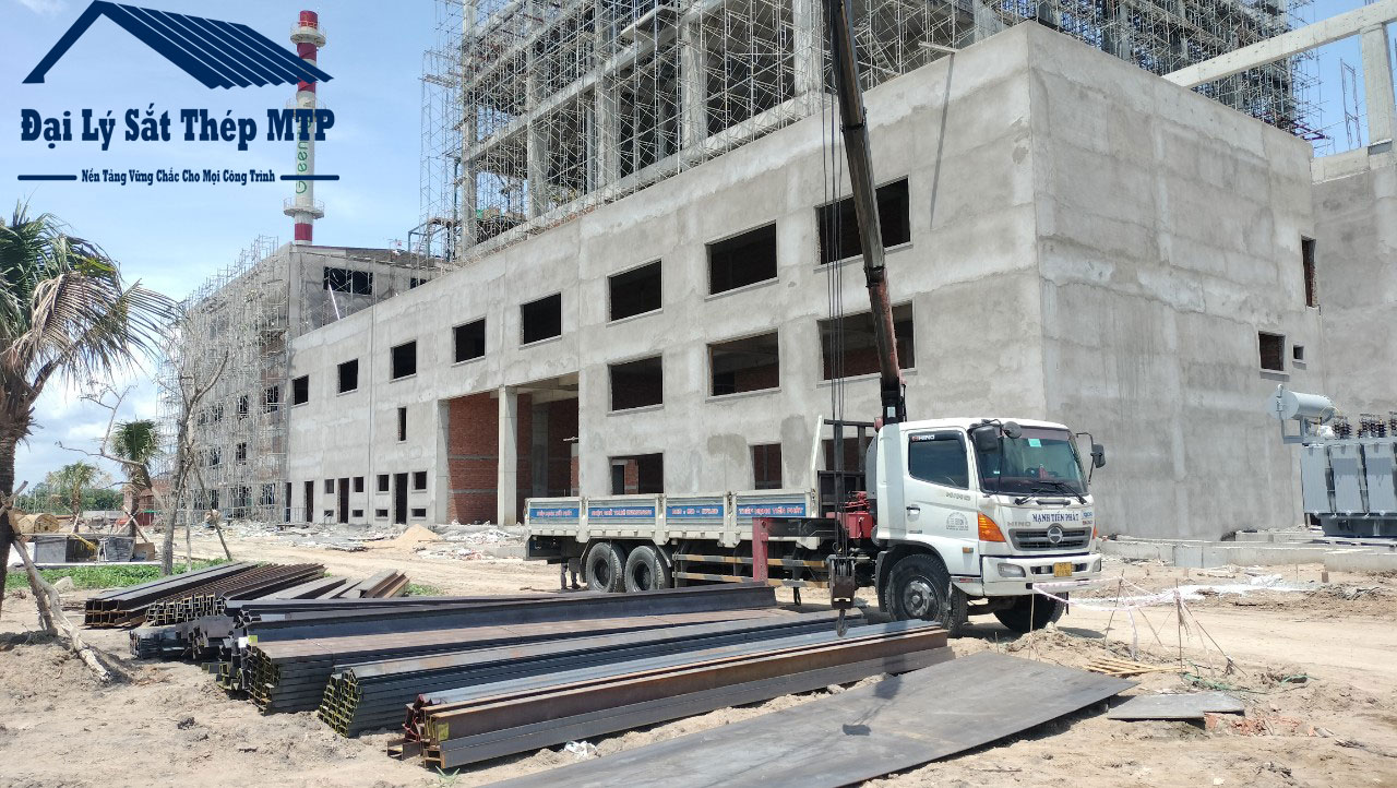 MTP đang dỡ hàng xuống cho công trình nhà máy điện rác Hậu Giang
