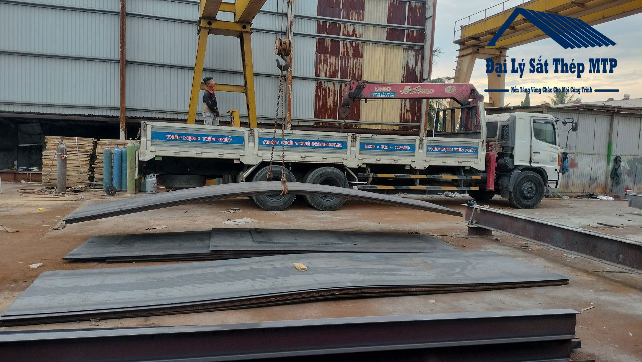 Đại lý Sắt Thép MTP Chuyển giao 25 tấn Thép Tấm với 5 tấn Thép hình I cho Công ty cơ khí xây dựng Hóc Môn