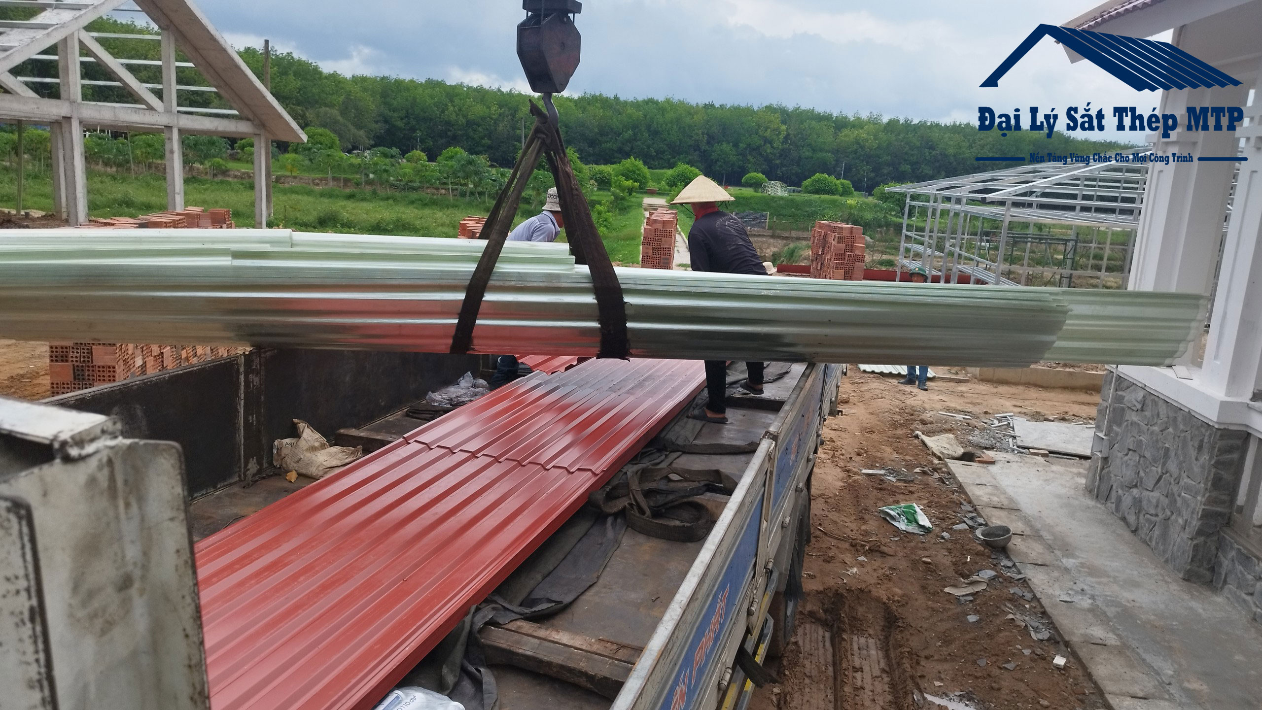Tôn Nhựa Lấy Sáng - Giải Pháp Thông Minh cho Môi Trường Làm Việc Sáng Sủa
