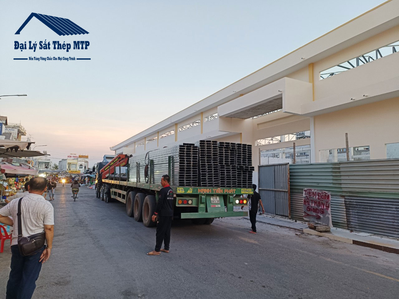 Đại lý Sắt Thép MTP Giao 30 tấn Tôn Đông Á , 15 tấn Xà Gồ C kẽm về Dự án nuôi thủy sản Mạnh Vinh - Tỉnh Trà Vinh