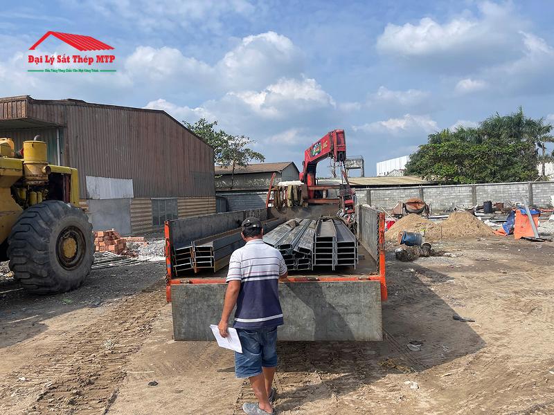 Giao 11 cây thép I200 An Khánh dài 6m cùng 40 cây xà gồ mạ kẽm 6m cho Công ty Thăng Long TCC tại Bình Chánh