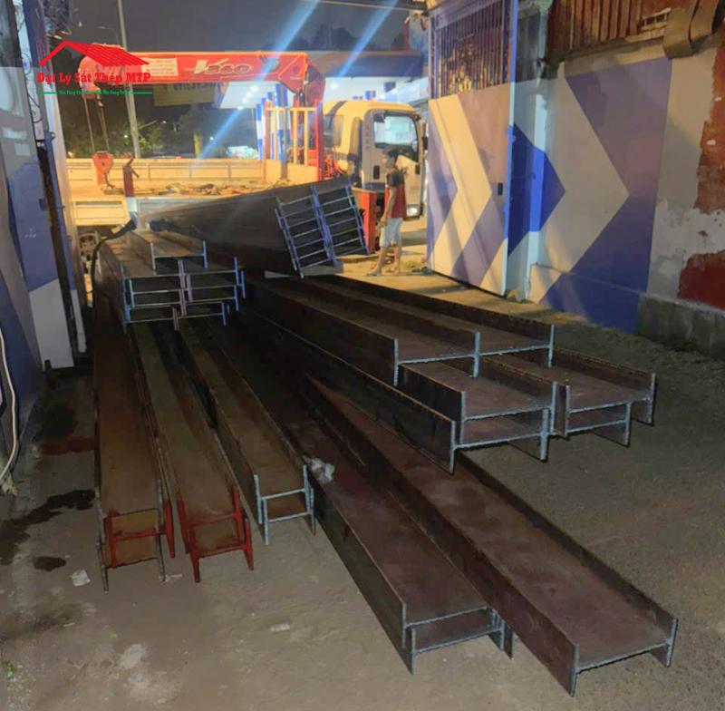 Giao14 cây thép I200x100x5.5 dài 6m và 11 cây thép I200 Posco dài 12m cắt theo yêu cầu cho khách hàng tại Quận 6