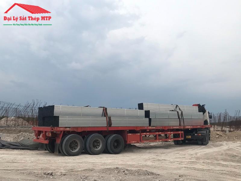 Vận chuyển 200 cây thép hộp 25×50 đến KCN Sóng Thần, Bình Dương.