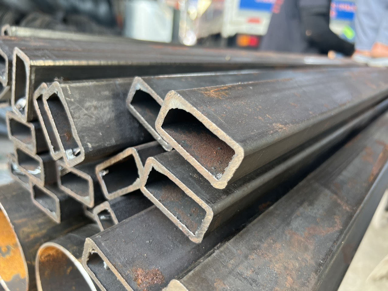 Thép hộp 25x50x3mm