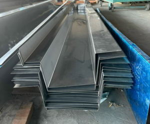 Máng thu nước inox có bề mặt sáng bóng, chống rỉ sét tốt hơn máng xối tôn