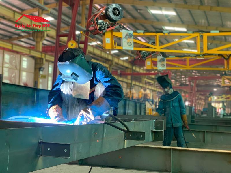 Công đoạn hàn nối các bộ phận thép tổ hợp với nhau
