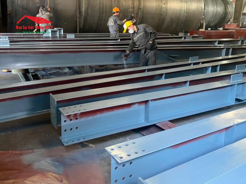 Công đoạn sơn thép tổ hợp sau gia công để chống gỉ sét