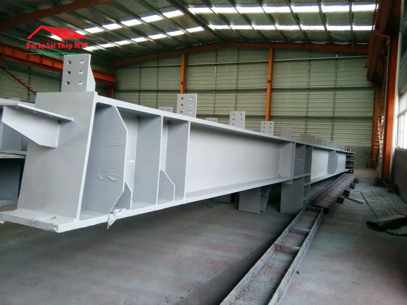 Thép tổ hợp được tạo ra bằng cách cắt thép tấm từ phôi thép sau đó liên kết với nhau bằng phương pháp hàn
