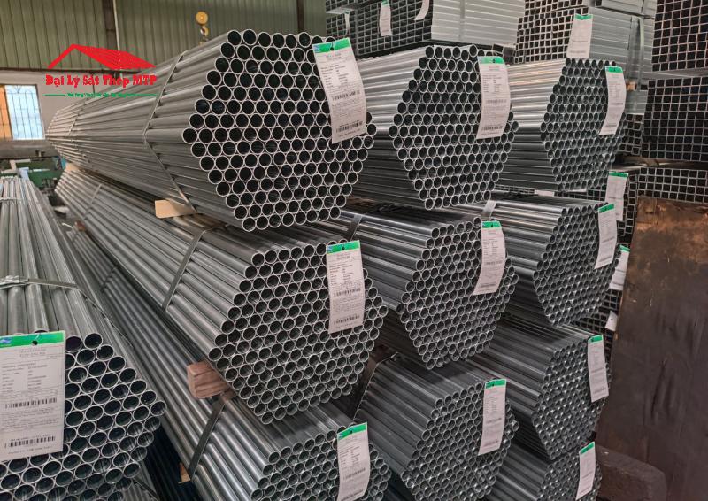 Mỗi bó thép ống 190 được bó gọn gàng, gắn kèm tem nhãn đầy đủ