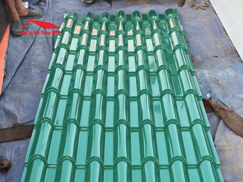 Tôn giả ngói Hòa Phát màu xanh rêu, dày 0.45mm, sóng ngói Tây