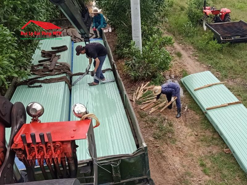 Giao 100 tấm tôn lạnh Hòa Phát lợp mái cho khu công nghiệp ở Long An