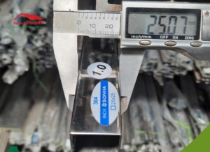 Hộp inox 25x25 có mặt cắt hình vuông, chiều dài mỗi cạnh là 25mm