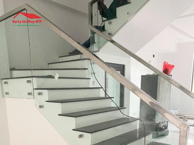 Lan can cầu thang kính gia công từ hộp inox 25x50