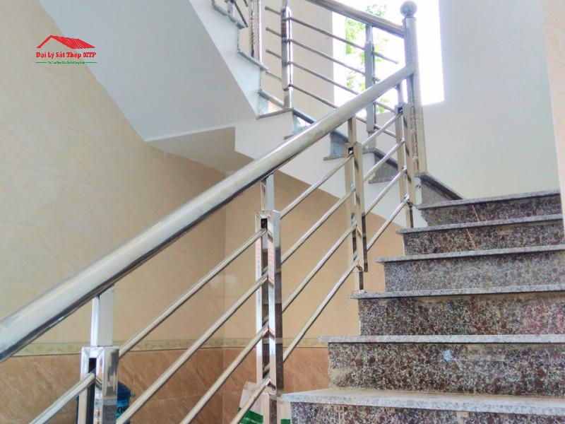 Inox ống phi 42 làm tay vịn cầu thang