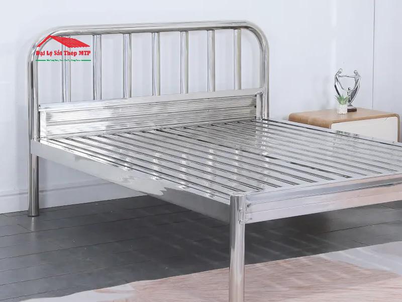 Ống inox phi 63 làm giường ngủ
