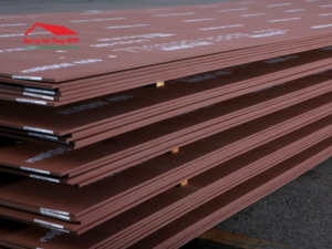 Thép tấm chịu mài mòn là sự kết hợp của các thành phần hóa học đặc biệt và quá trình tôi luyện, xử lý nhiệt
