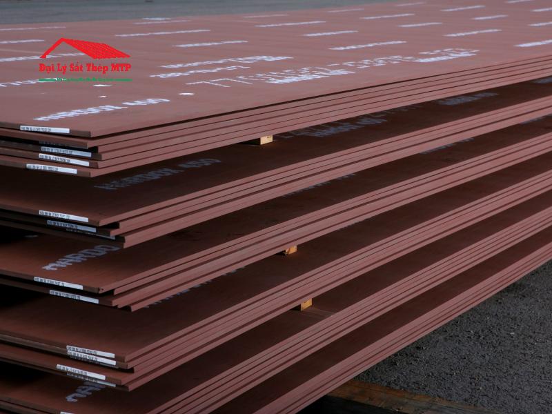Thép tấm chịu mài mòn là sự kết hợp của các thành phần hóa học đặc biệt và quá trình tôi luyện, xử lý nhiệt 