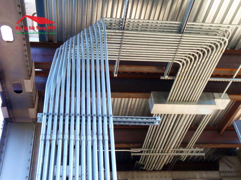 Ứng dụng ống thép mạ kẽm SeAH làm ống luồn dây điện