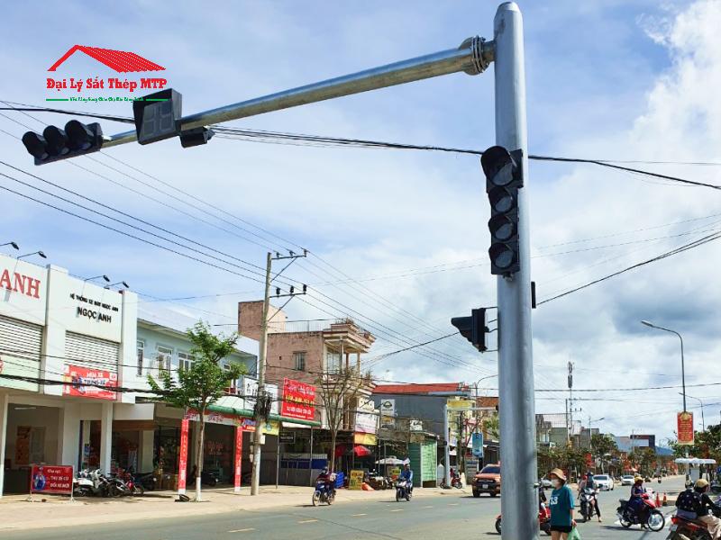 Ứng dụng ống thép mạ kẽm nhúng nóng SeAH làm cột đèn giao thông