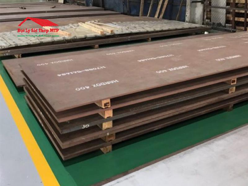 Thép tấm chịu mài mòn có khả năng chống lại sự mài mòn, trầy xước, biến dạng tốt hơn các vật liệu khác