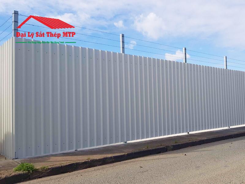 Tôn chấn hàng rào có độ bền cao, giá rẻ, lắp đặt nhanh chóng