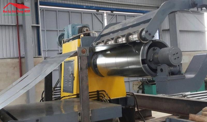 Gia công xẻ băng tấm inox là chia nhỏ các cuộn tấm khổ lớn thành kích cỡ nhỏ hơn