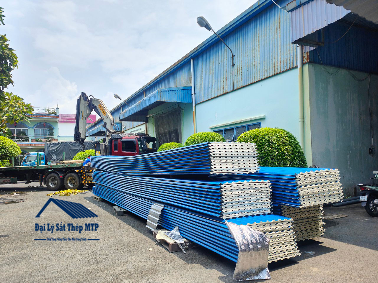 ĐẠI LÝ SẮT THÉP MTP CUNG CẤP 35 TẤN TÔN PU CÁCH NHIỆT THAY CHO NHÀ XƯỞNG CÔNG TY TÙNG VINH, XÃ XUÂN THỚI ĐÔNG, HUYỆN HÓC MÔN, TPHCM