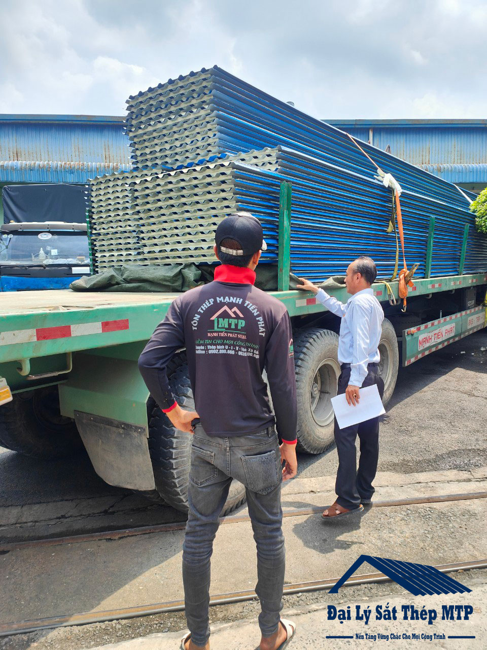 Cán bộ bên Công ty Tùng Vinh đang tiến hành kiểm duyệt và nhận hàng