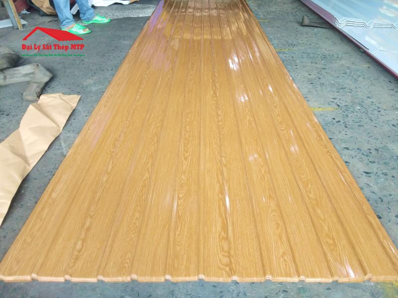 Tôn laphong vân gỗ có khổ hữu dụng khoảng 310 - 360 mm