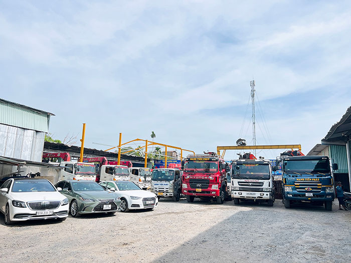 Đội xe chở tôn thép xây dựng của công ty