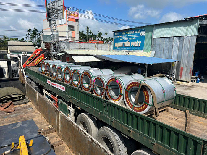 Xe chở tôn lợp mái ra công trình