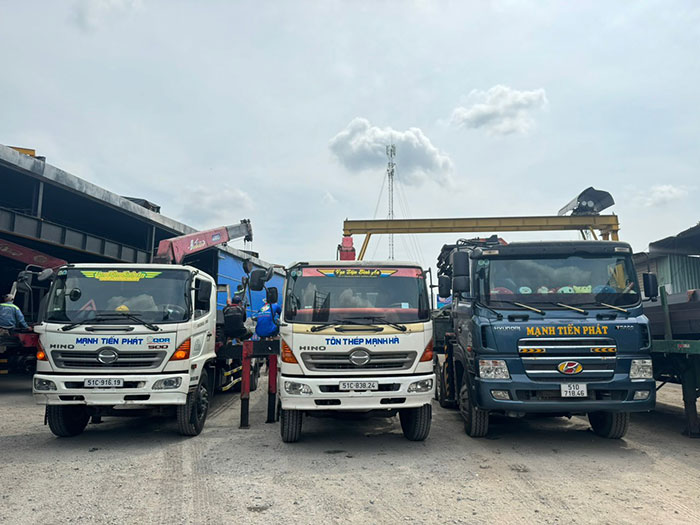 Xe chở tôn thép xây dựng của Đại Lý Sắt Thép Mạnh Tiến Phát