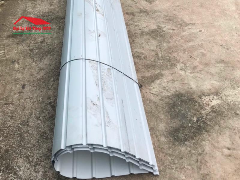 Tôn lợp Tovico màu trắng sữa cán 13 sóng laphong
