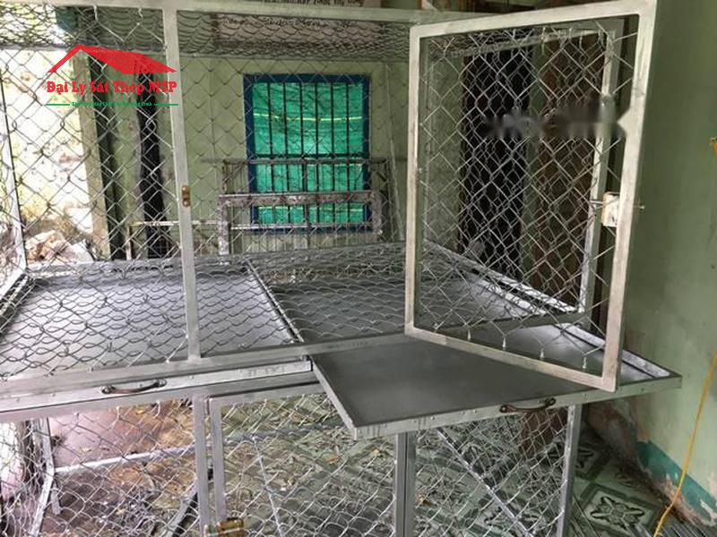 Lắp cửa chuồng vào khung thép