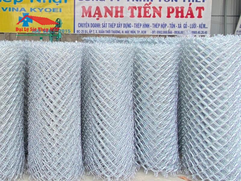 Chuẩn bị lưới B40 để làm chuồng gà