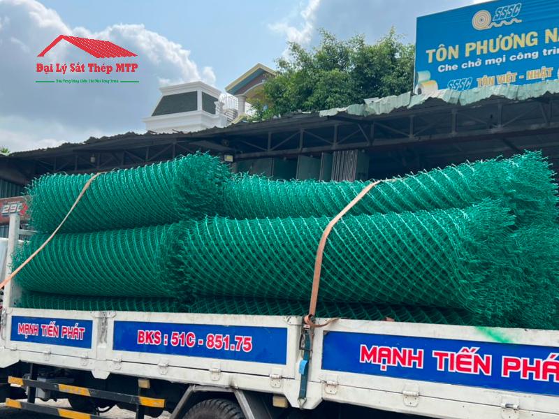Chọn lưới B40 bọc nhựa làm chuồng gà để nâng cao độ bền
