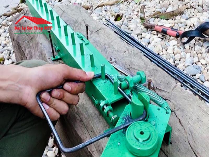 Sắt phi 6 có đường kính nhỏ nên dễ uốn, tạo hình mà không cần máy móc phức tạp