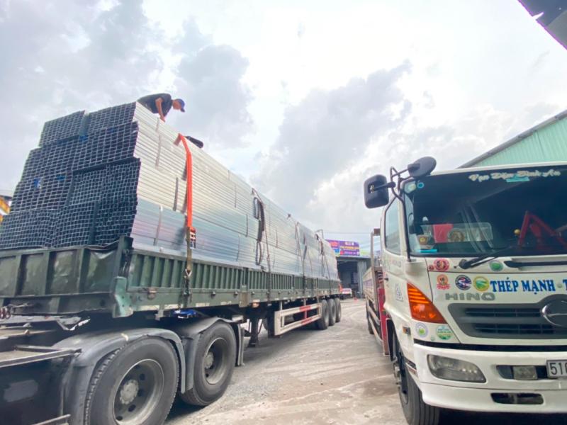 Vận chuyển 5 tấn thép hộp vuông mạ kẽm cho dự án xây dựng nhà xưởng tại KCN Tân Tạo, TPHCM