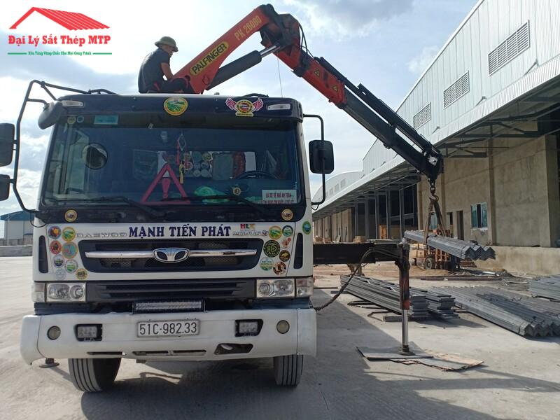 Hệ thống xe cẩu tải tại Đại lý Sắt Thép MTP vận chuyển vật tư tới công trình