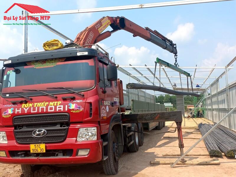 Giao 5 tấn thép thanh vằn Vina Kyoei cho cầu vượt Thủ Đức.