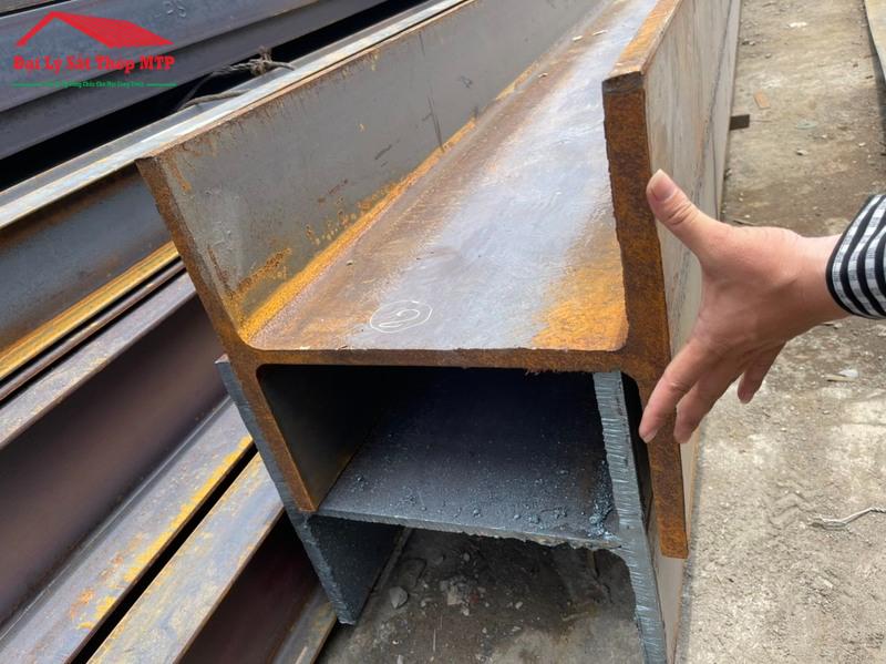 Thép hình H có cấu tạo 2 cánh nối liền như chữ H in hoa