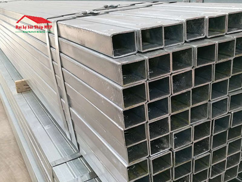 Thép hộp mạ kẽm nhúng nóng là một loại thép hộp có bề mặt được mạ kẽm bằng phương pháp nhúng kẽm nóng