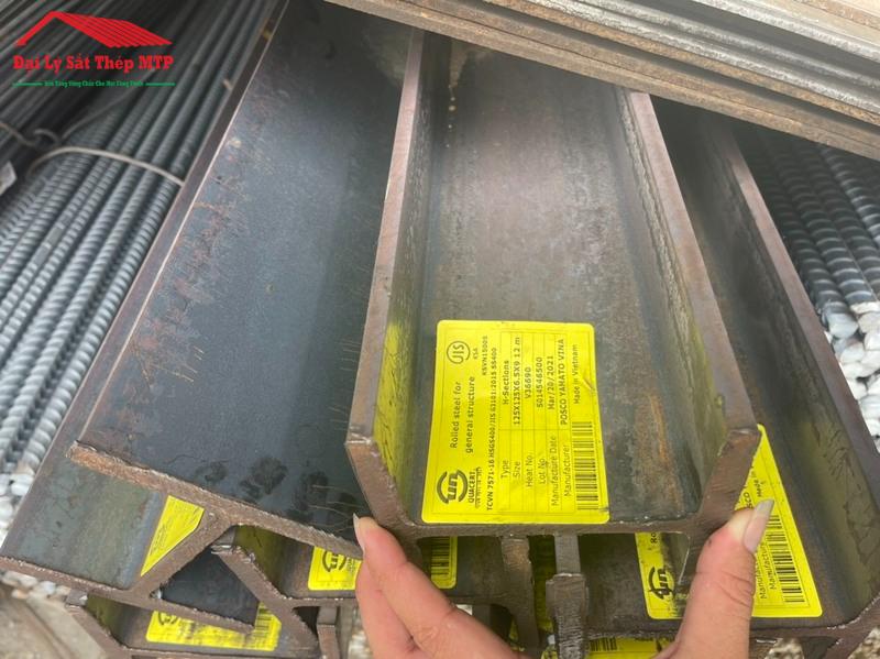 Thép I có kết cấu hình I in hoa, 2 cạnh cân bằng