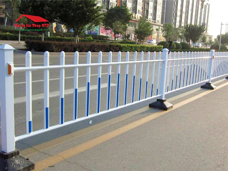 Rào phân cách đường làm từ thép hộp mạ kẽm nhúng nóng có sơn phủ tăng tính thẩm mỹ
