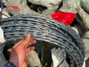 Dây kẽm lam có các các lưỡi dao sắc nhọn dọc theo thân
