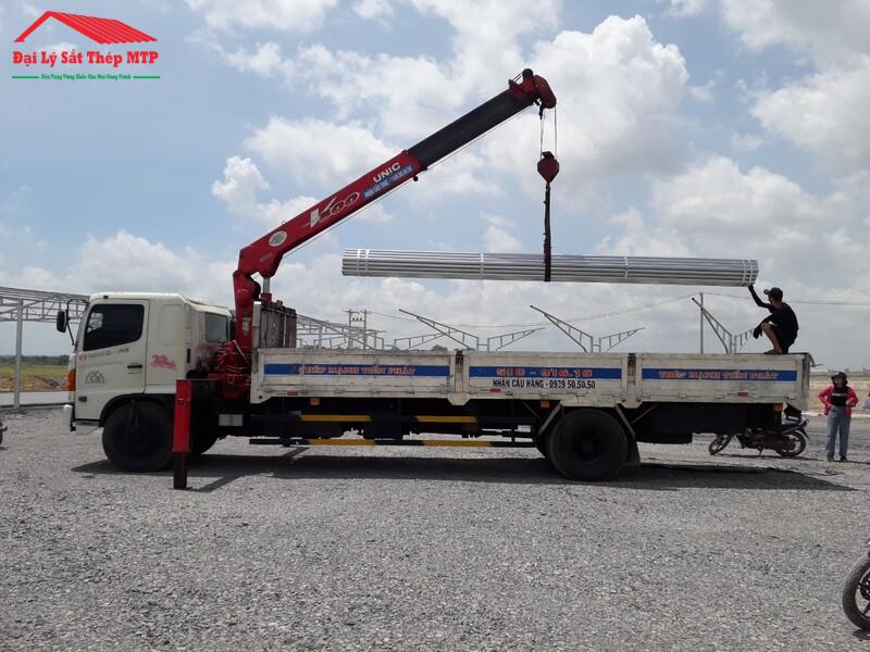 Giao 200 cây thép ống mạ kẽm Ánh Hòa để lắp đặt hệ thống giàn giáo tại công trình cao ốc văn phòng Quận 7.