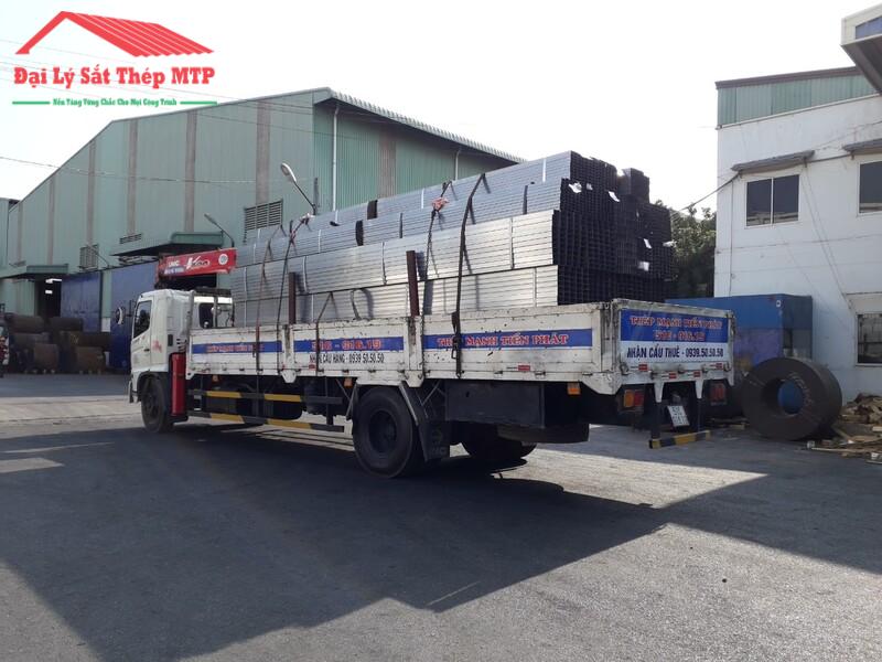 Vận chuyển 5 tấn thép hộp vuông mạ kẽm cho dự án xây dựng nhà xưởng tại KCN Tân Tạo, TPHCM.