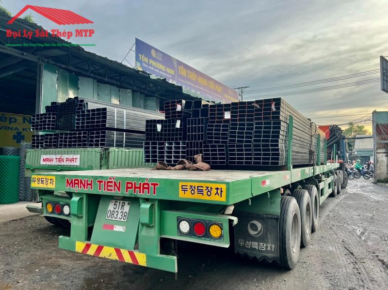 Giao 4 tấn thép hộp vuông đen cho dự án làm cột điện tại huyện Bình Chánh, TP.HCM.