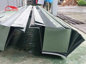 Máng xối tôn là loại máng thu nước được gia công từ tôn kẽm, tôn lạnh hoặc tôn lạnh màu