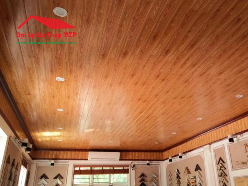 Mẫu trần tôn 3 lớp cách nhiệt vân gỗ đậm